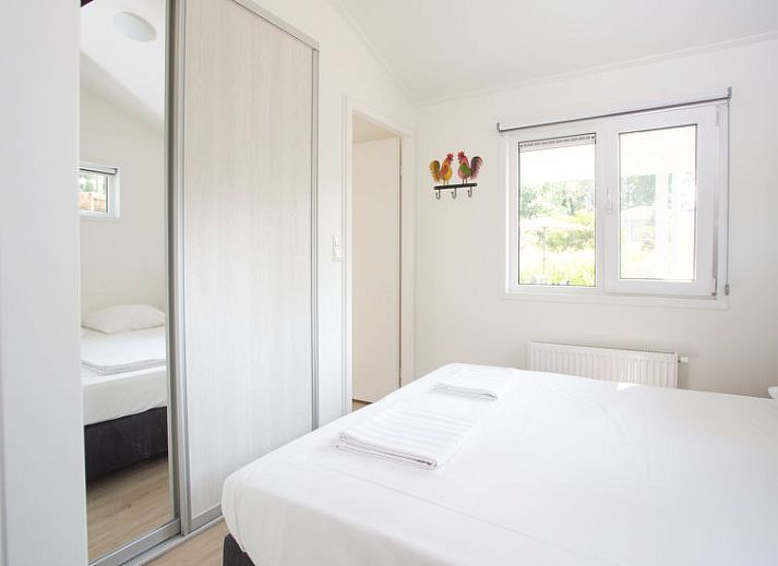 Binnenruimte van Vakantiehuis De Thijmse Berg in Rhenen met een stijlvolle woonkamer en veel natuurlijk licht.