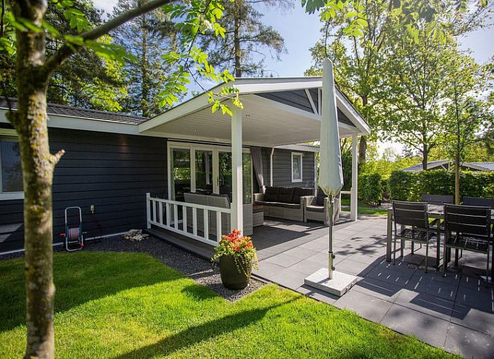 Eetkamer van Vakantiehuis De Thijmse Berg in Rhenen, Utrechtse Heuvelrug, met moderne inrichting en uitzicht op de tuin.