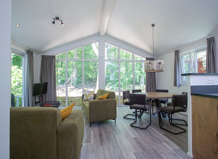 Eetkamer van Vakantiehuis De Thijmse Berg in Rhenen, Utrechtse Heuvelrug, met moderne inrichting en uitzicht op de tuin.