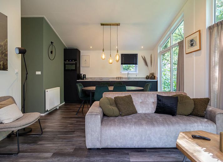 Eetkamer van Vakantiehuis De Thijmse Berg in Rhenen, Utrechtse Heuvelrug, met moderne inrichting en uitzicht op de tuin.