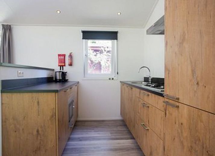 Eetkamer van Vakantiehuis De Thijmse Berg in Rhenen, Utrechtse Heuvelrug, met moderne inrichting en uitzicht op de tuin.