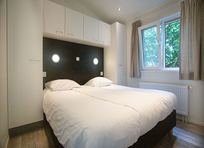 Cozy veranda of Holiday Home De Thijmse Berg in Rhenen, surrounded by nature on the Utrecht Hill Ridge.