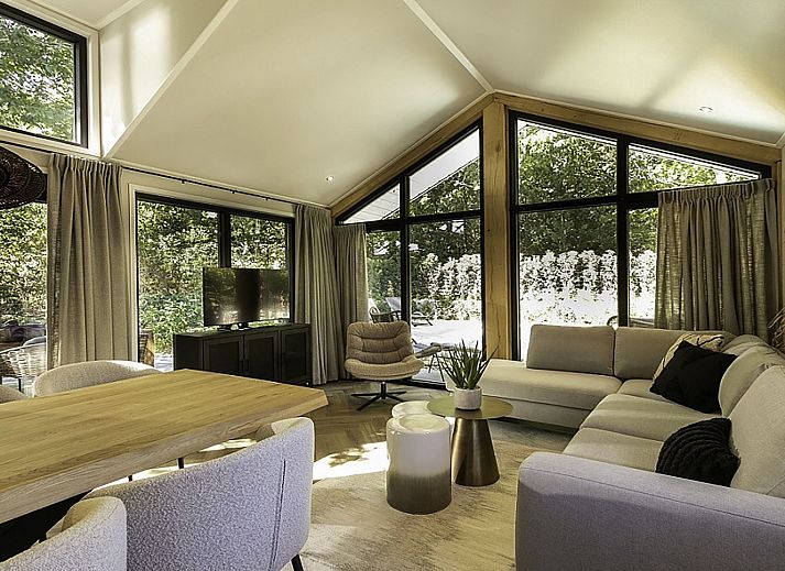 Private pool at Holiday Home De Thijmse Berg in Rhenen, Utrechtse Heuvelrug surrounded by green nature.