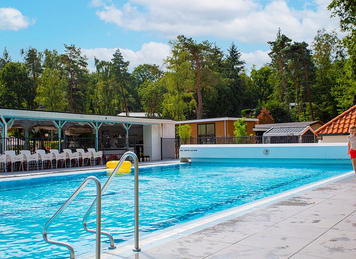 Comfortable bedroom in Holiday Home De Thijmse Berg, Rhenen on the Utrecht Hill Ridge with double bed.