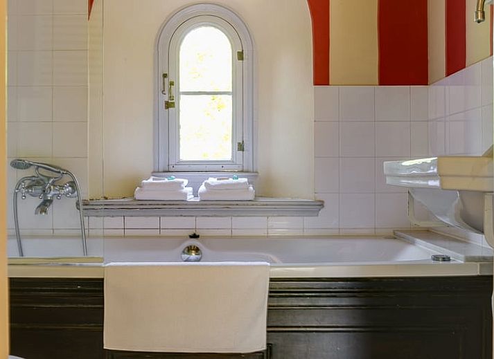 Veranda met uitzicht op vijver bij Vakantiehuisje in Driebergen-Rijsenburg, Utrechtse Heuvelrug, Utrecht.