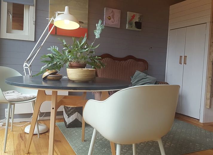 Veranda met zitplek bij Vakantiehuisje in Driebergen-Rijsenburg, Utrechtse Heuvelrug, Utrecht.