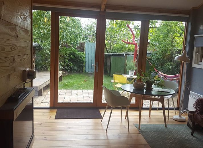 Veranda met zitplek bij Vakantiehuisje in Driebergen-Rijsenburg, Utrechtse Heuvelrug, Utrecht.