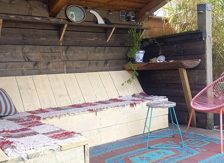 Houtopslag en planten bij Vakantiehuisje in Driebergen-Rijsenburg, Utrechtse Heuvelrug.