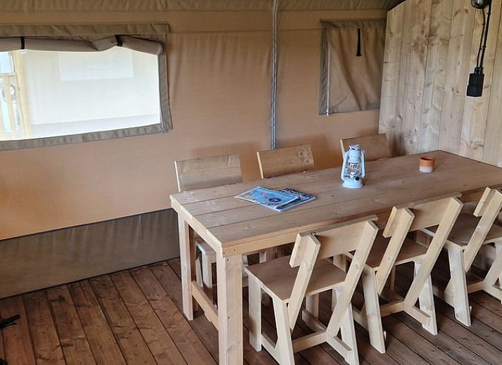 Vakantiehuis in Leersum, Utrechtse Heuvelrug, biedt ruime safaritenten in een groene omgeving voor een unieke glamping ervaring.