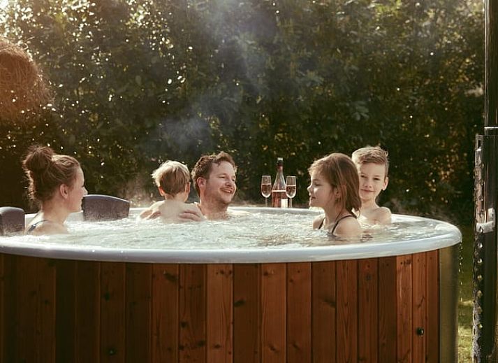 Vakantiehuis in Leersum, Utrechtse Heuvelrug, biedt ruime safaritenten in een groene omgeving voor een unieke glamping ervaring.