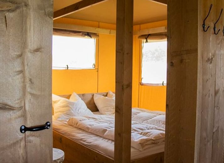 Veranda van Vakantiehuis in Leersum, Utrechtse Heuvelrug, biedt comfortabele zitplekken met uitzicht op de groene omgeving.