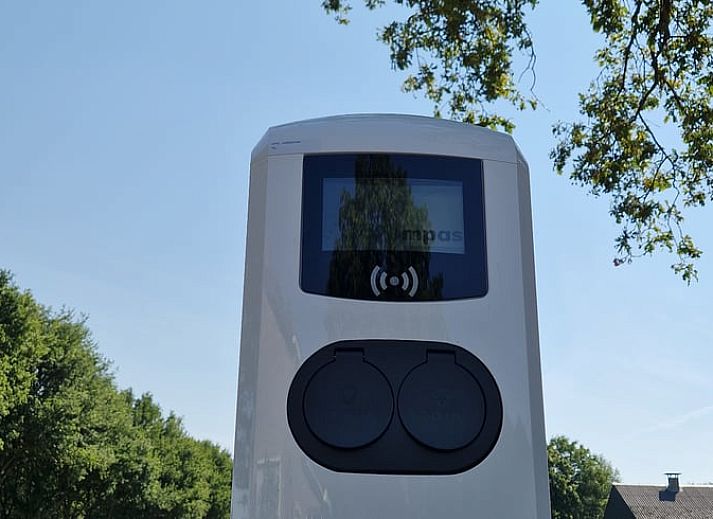 Veranda van Vakantiehuis in Leersum, Utrechtse Heuvelrug, biedt comfortabele zitplekken met uitzicht op de groene omgeving.