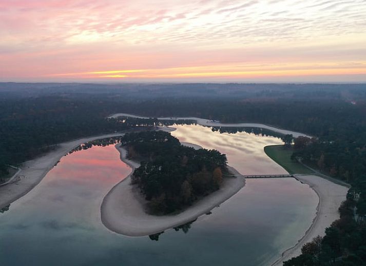 Veranda van Vakantiehuis in Leersum, Utrechtse Heuvelrug, biedt comfortabele zitplekken met uitzicht op de groene omgeving.