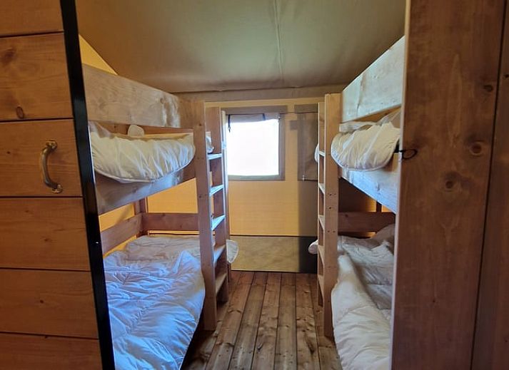 Veranda van Vakantiehuis in Leersum, Utrechtse Heuvelrug, biedt comfortabele zitplekken met uitzicht op de groene omgeving.