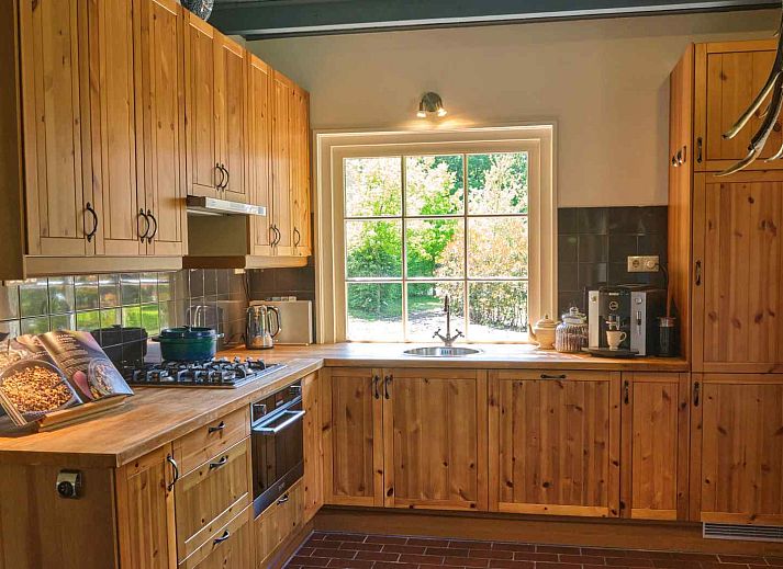 Schlafzimmer im Ferienhaus UT040 in Leersum mit ruhiger Einrichtung und Blick auf den Utrechtse Heuvelrug.