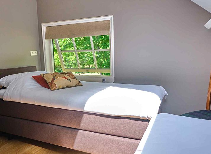 Schlafzimmer im Ferienhaus UT040 in Leersum mit ruhiger Einrichtung und Blick auf den Utrechtse Heuvelrug.