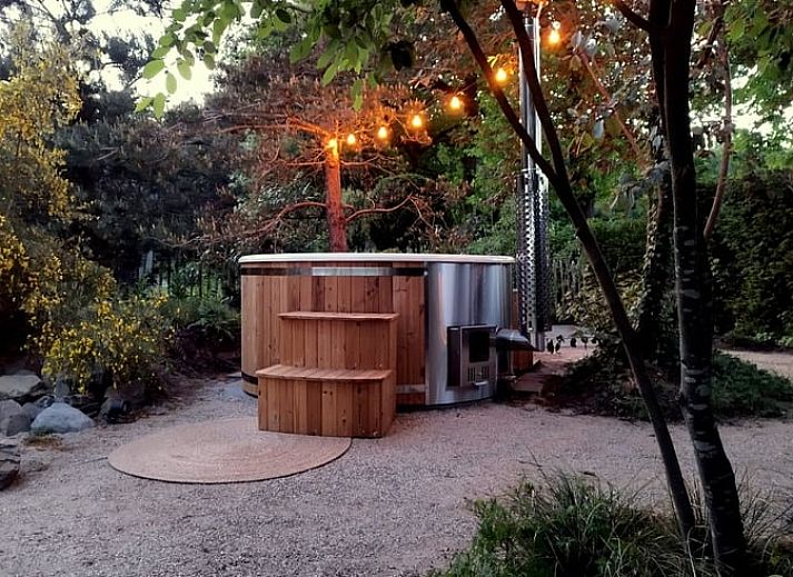 Bubbelbad met uitzicht op de natuur bij Huisje in Woudenberg, Utrechtse Heuvelrug.