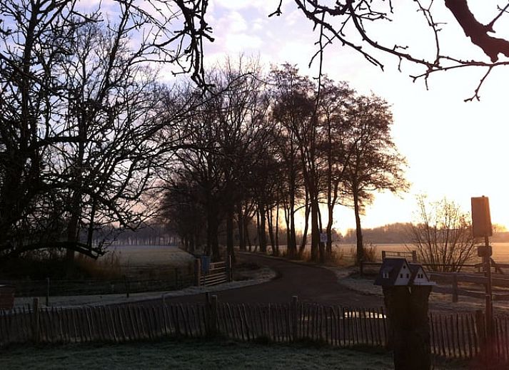 Knusse zithoek en keuken in Huisje in Woudenberg, vakantieverblijf op de Utrechtse Heuvelrug, Utrecht.
