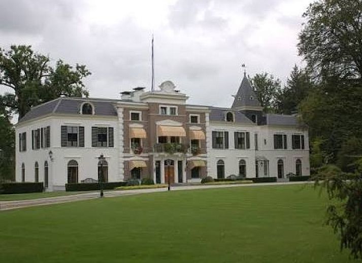 Gezellige eetruimte in vakantiehuis Berkel 4 no.184 in Maarn, Utrechtse Heuvelrug, met uitzicht op de groene natuur.