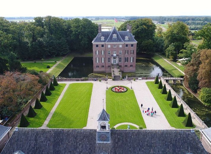 Gezellige eetruimte in vakantiehuis Berkel 4 no.184 in Maarn, Utrechtse Heuvelrug, met uitzicht op de groene natuur.
