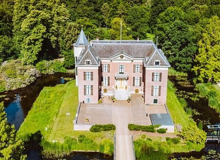 Gezellige eetruimte in vakantiehuis Berkel 4 no.184 in Maarn, Utrechtse Heuvelrug, met uitzicht op de groene natuur.