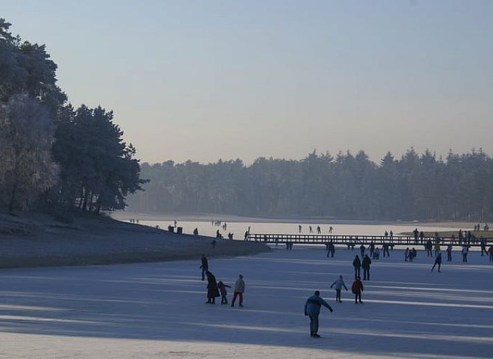 Cozy living room of Holiday Home in Maarn, Utrechtse Heuvelrug, overlooking the green garden.