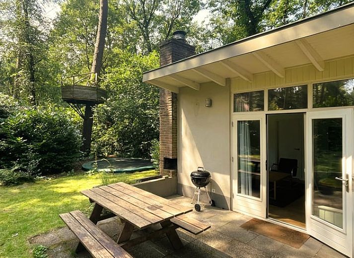 Cozy living room of Holiday Home in Maarn, Utrechtse Heuvelrug, overlooking the green garden.