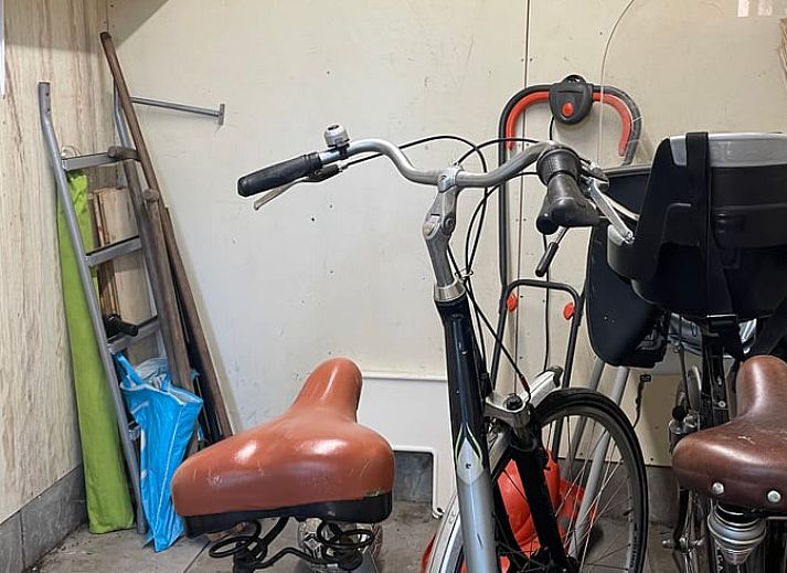 Dining area in Holiday home in Maarn, Utrechtse Heuvelrug, with large windows to the garden.