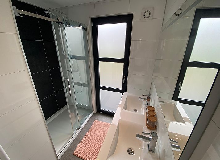 Stilvolles Wohnzimmer im Chalet in Maarn, Utrechtse Heuvelrug, mit viel Licht und moderner Einrichtung.