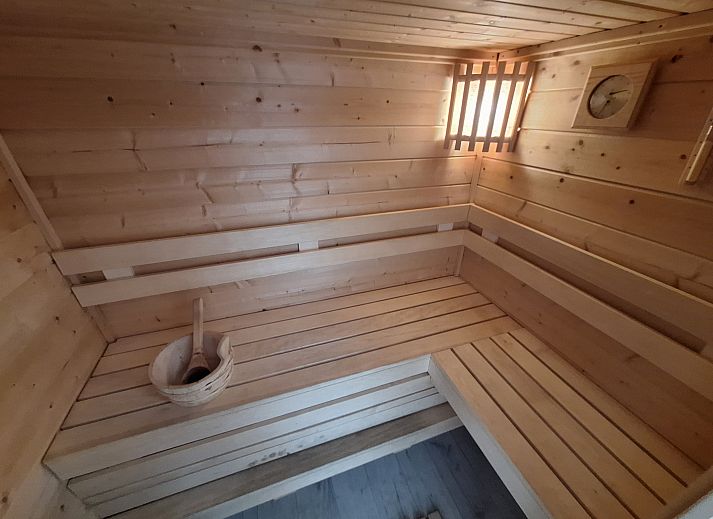 Stilvolles Wohnzimmer im Chalet in Maarn, Utrechtse Heuvelrug, mit viel Licht und moderner Einrichtung.
