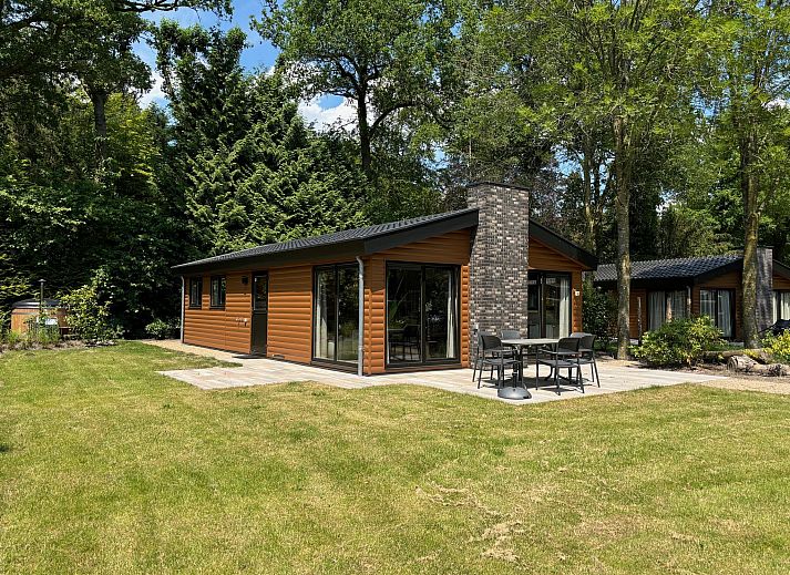 Hackfort Wood Hottub 6 Ferienhaus in Maarn, Utrecht Hill Ridge, umgeben von gruener Natur und einer grossen Terrasse zum Entspannen.