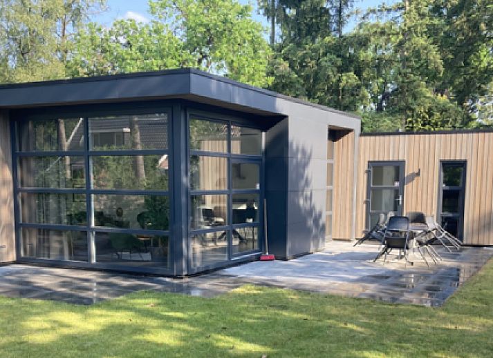 Modern Chalet in Maarn with spacious veranda in the wooded Utrechtse Heuvelrug, perfect for a relaxing vacation.