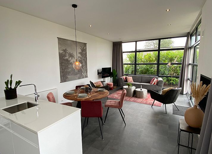 Modern Chalet in Maarn with spacious veranda in the wooded Utrechtse Heuvelrug, perfect for a relaxing vacation.