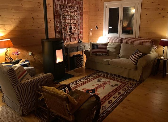 Cottage in Maarn, a cozy vacation home on the Utrechtse Heuvelrug, surrounded by autumn leaves and serene nature in Maarn, Utrecht.