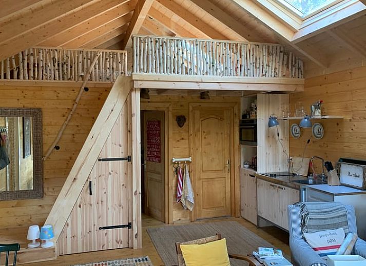 Cottage in Maarn, a cozy vacation home on the Utrechtse Heuvelrug, surrounded by autumn leaves and serene nature in Maarn, Utrecht.