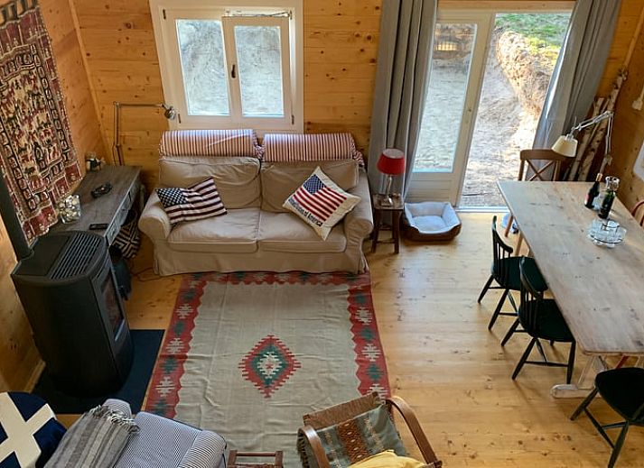 Cottage in Maarn, a cozy vacation home on the Utrechtse Heuvelrug, surrounded by autumn leaves and serene nature in Maarn, Utrecht.