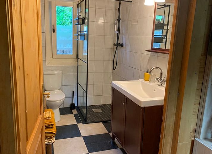 Skylight of Huisje in Maarn with autumn leaves, vacation home on the Utrechtse Heuvelrug, offers a soothing view of nature.