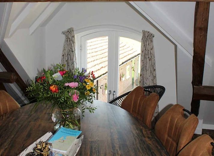 Buitenkant van Vakantiehuisje in Achterveld, Utrechtse Heuvelrug, met traditionele bakstenen en groene deuren.