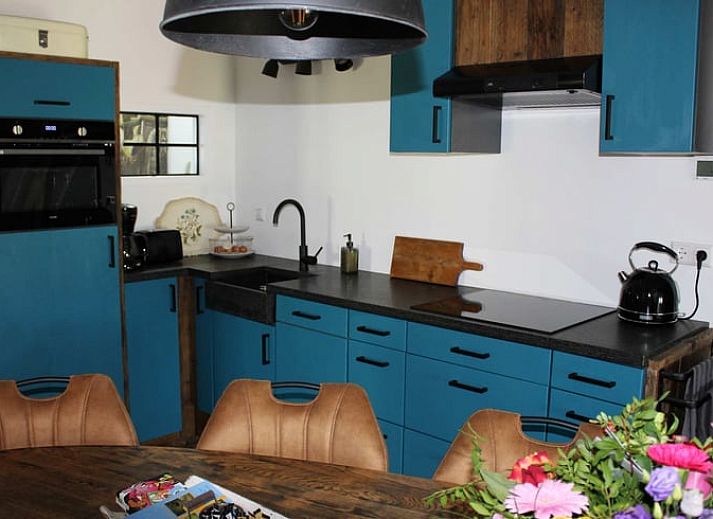 Buitenkant van Vakantiehuisje in Achterveld, Utrechtse Heuvelrug, met traditionele bakstenen en groene deuren.