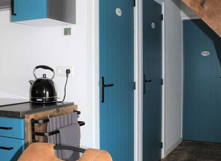 Ingang van Vakantiehuisje in Achterveld, Utrechtse Heuvelrug, met rustieke details en een groene deur.