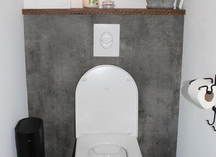 Ingang van Vakantiehuisje in Achterveld, Utrechtse Heuvelrug, met rustieke details en een groene deur.