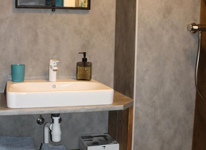 Ingang van Vakantiehuisje in Achterveld, Utrechtse Heuvelrug, met rustieke details en een groene deur.