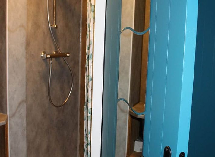 Ingang van Vakantiehuisje in Achterveld, Utrechtse Heuvelrug, met rustieke details en een groene deur.