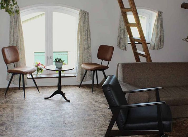 Ingang van Vakantiehuisje in Achterveld, Utrechtse Heuvelrug, met rustieke details en een groene deur.