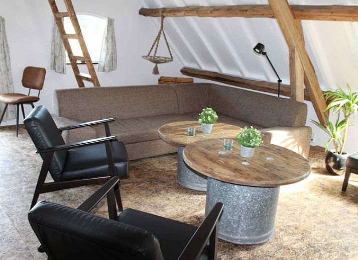 Moderne trap en wasruimte in Vakantiehuisje in Achterveld, Utrechtse Heuvelrug, met houten en metalen elementen.