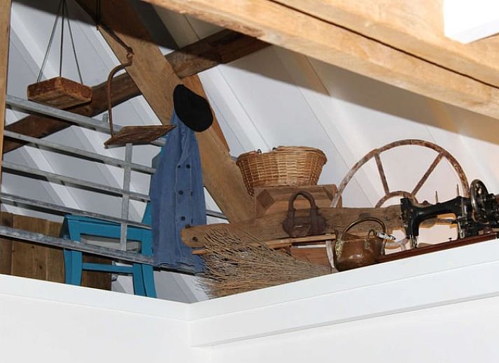 Moderne trap en wasruimte in Vakantiehuisje in Achterveld, Utrechtse Heuvelrug, met houten en metalen elementen.