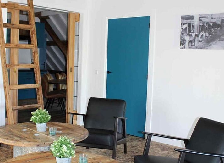 Moderne trap en wasruimte in Vakantiehuisje in Achterveld, Utrechtse Heuvelrug, met houten en metalen elementen.