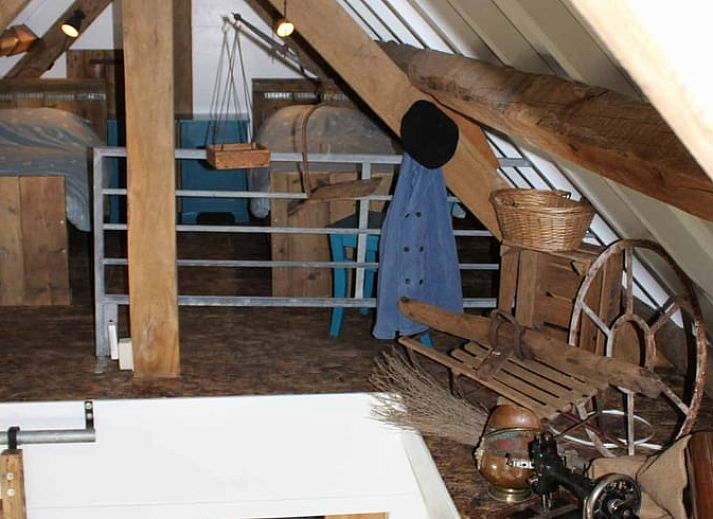 Moderne trap en wasruimte in Vakantiehuisje in Achterveld, Utrechtse Heuvelrug, met houten en metalen elementen.