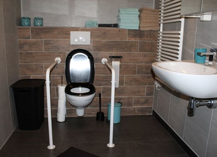 Geniessen Sie die Aussicht auf die Landschaft von der Terrasse des Huisje in Achterveld in Utrechtse Heuvelrug, Utrecht.