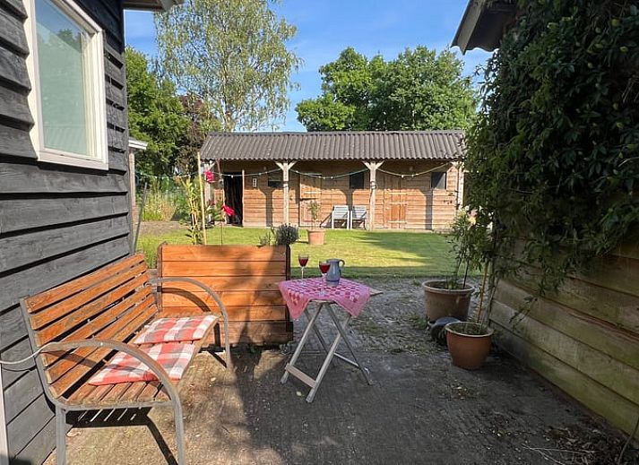 Rustikales Aeusseres des Ferienhauses in Stoutenburg auf dem Utrechter Hoehenruecken, umgeben von gruener Natur.